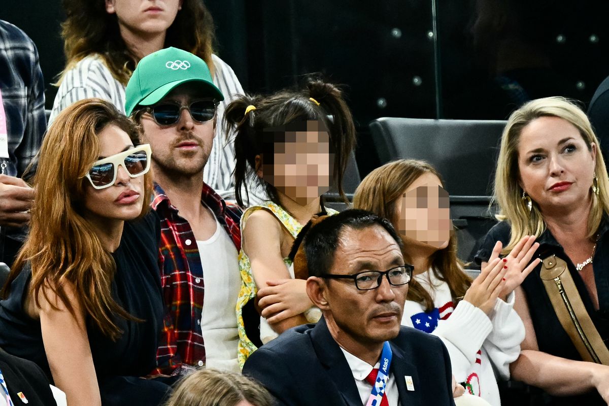 US actress Eva Mendes (L) and her partner Canadian actor Ryan Gosling (2L) attend the artistic gymnastics women's uneven bars final during the Paris 2024 Olympic Games at the Bercy Arena in Paris, on August 4, 2024. (Photo by Loic VENANCE / AFP) (Photo by LOIC VENANCE/AFP via Getty Images)