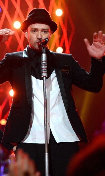 After accepting the Video Vanguard Award at the MTV Video Music Awards, Justin took the stage in a more dressed up look in August 2013.
<br>
Photo: Getty Images