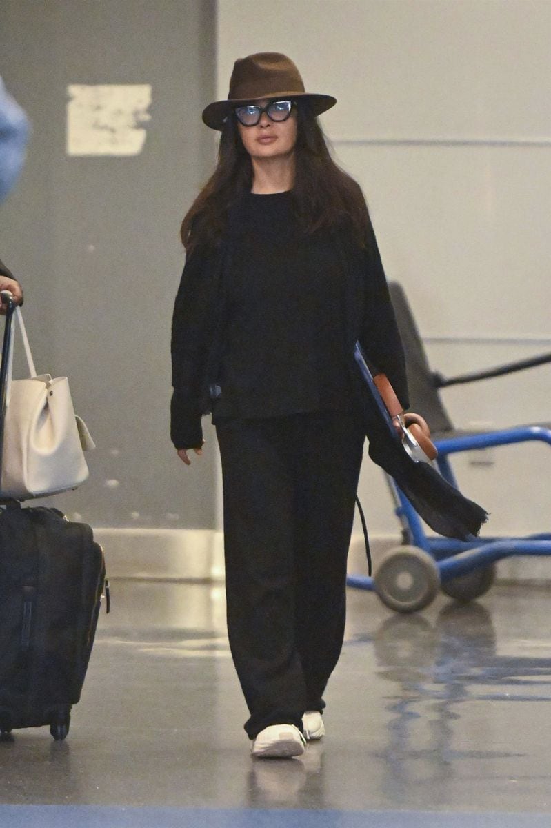 Photo Â© 2024 Backgrid/The Grosby Group 

EXCLUSIVE New York, NY. October 28, 2024.
Actress Salma Hayek arrives at JFK Airport in style, balancing fashion and comfort with a fedora and essential travel accessories, including her iPad and headphones.
***
La actriz Salma Hayek llega al aeropuerto JFK con estilo, equilibrando moda y comodidad con un sombrero de fieltro y accesorios de viaje esenciales, incluidos su iPad y auriculares.