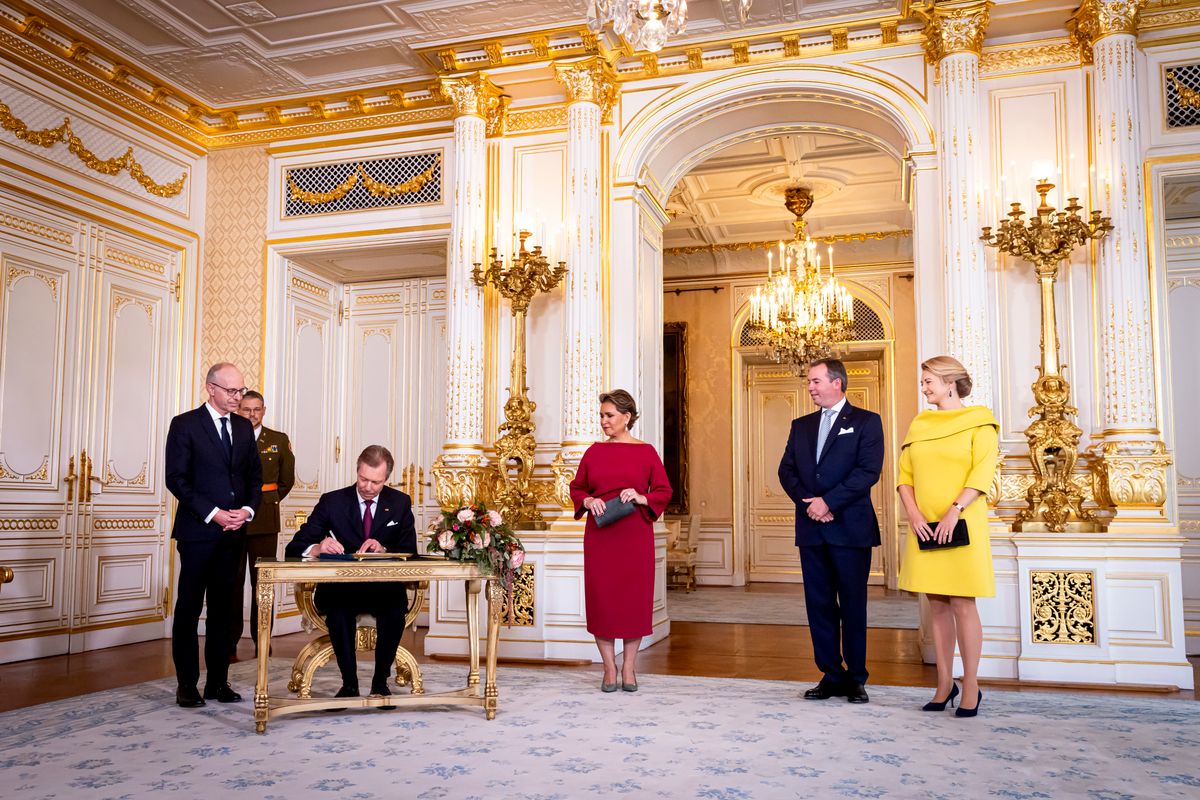  Prime minister Luc Friede of Luxembourg,  Grand Duke Henri of Luxemburg, Grand Duchess Maria Teresa of Luxembourg, Hereditary Grand Duke Guillaume of Luxembourg and Hereditary Grand Duchess Stephanie of Luxembourg during the inauguration ceremony of Hereditary Grand Duke Guillaume as  Lieutenant Representative of Luxembourg on October 8, 2024 in Luxembourg, Luxembourg. (Photo by Patrick van Katwijk/Getty Images)