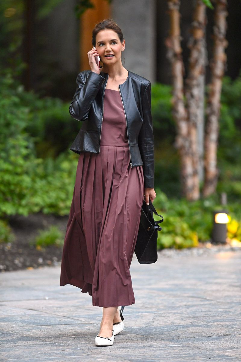 Photo Â© 2024 Instar Images/The Grosby Group 

New York, October 02, 2024. 
Katie Holmes enjoying Fall in New York City while wearing SARTO Slingback flats paired with a midi dress and leather jacket. 
*** 
Katie Holmes disfruta del otoÃ±o en la ciudad de Nueva York con sandalias bajas de SARTO combinados con un vestido midi y una chaqueta de cuero.