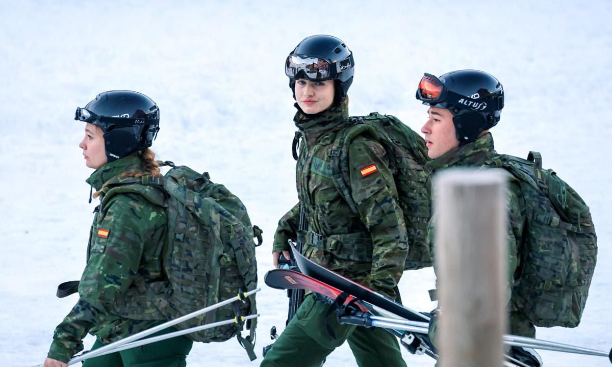 The Princess of Asturias was photographed participating in military training on the slopes of Astun.