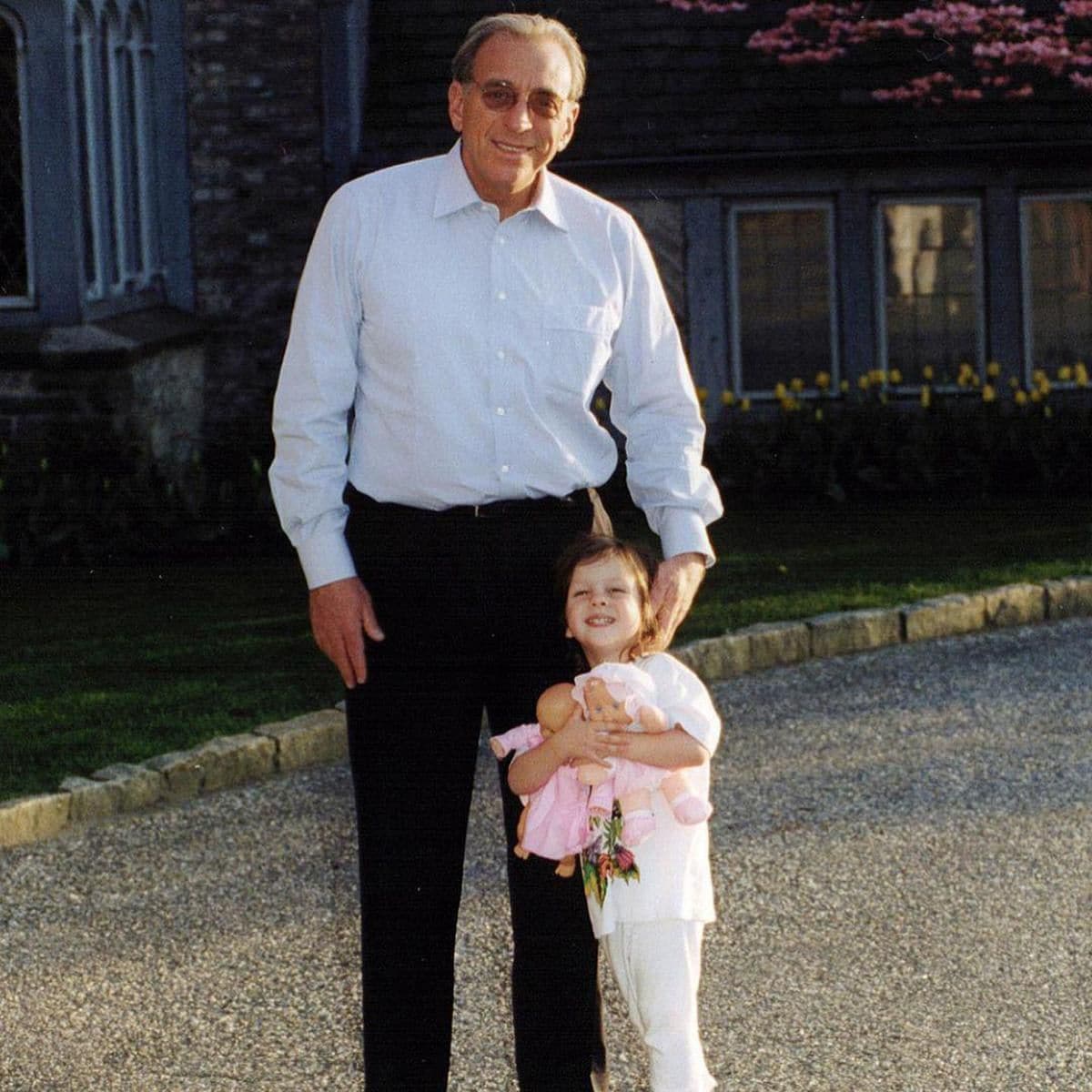 Nicola Anne Peltz y su padre