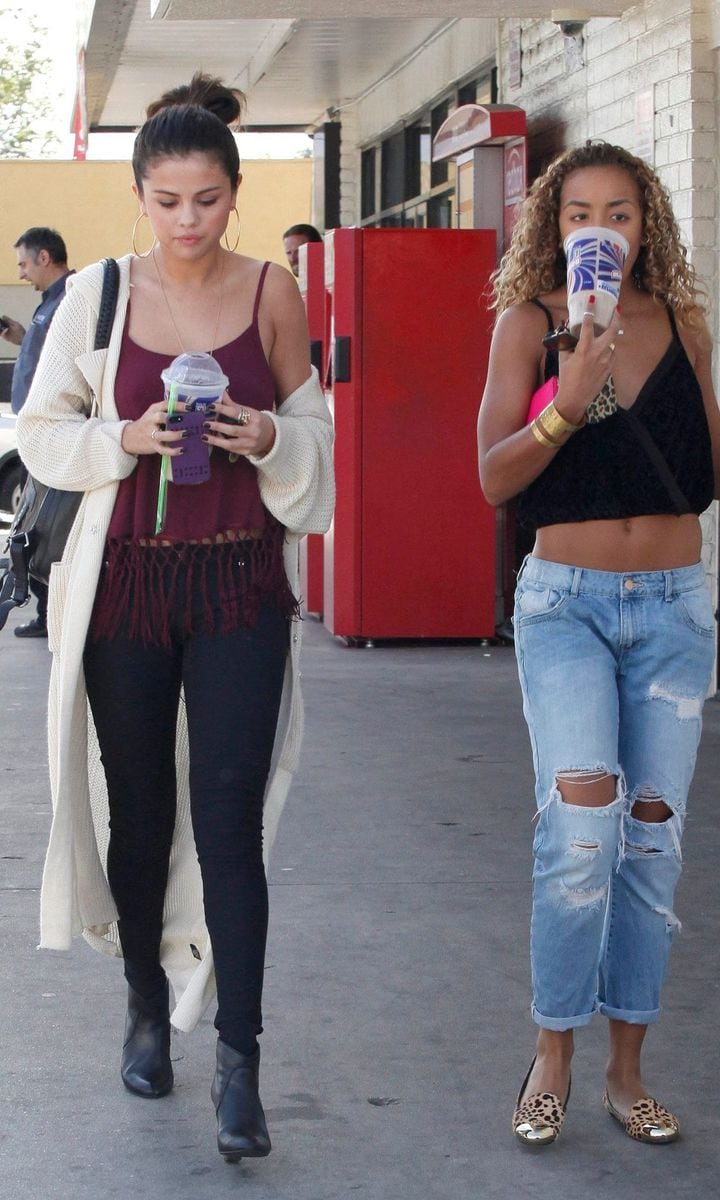 Selena and her friend get slurpees