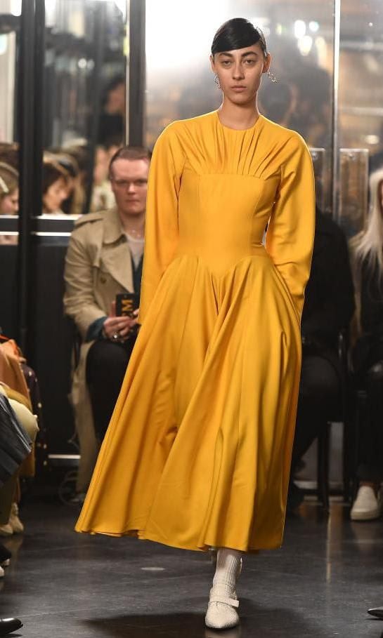 Vestido amarillo oscuro de Emilia Wickstead