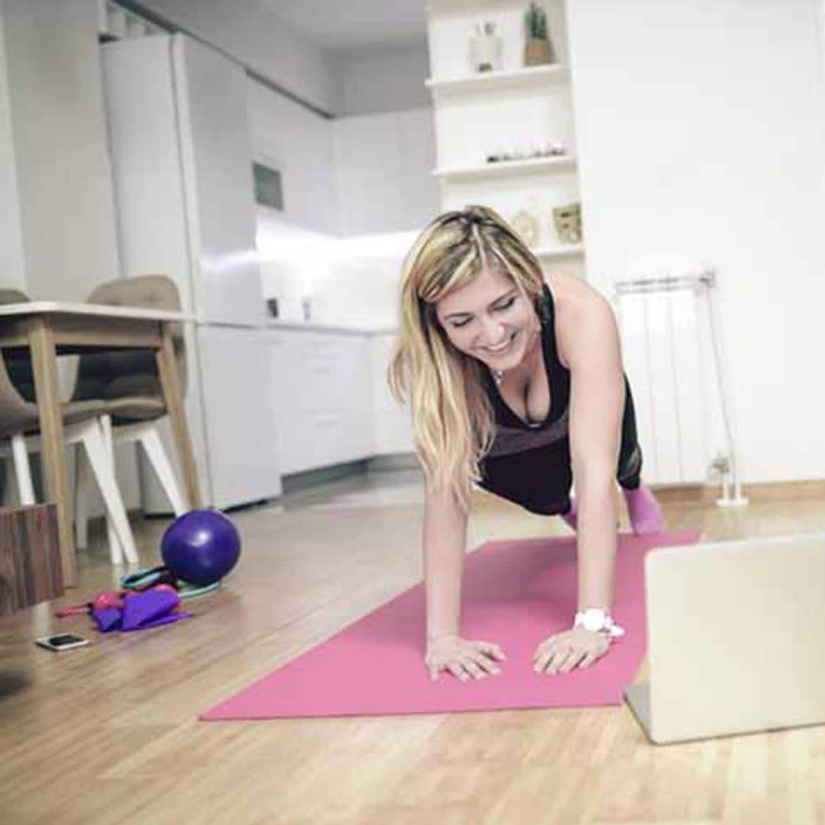 Mujer sobre mat haciendo ejercicio