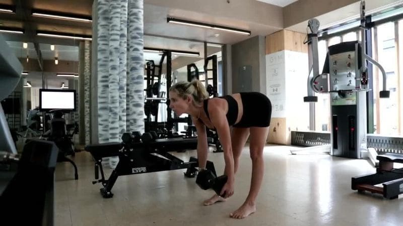 Elsa Pataky exercises dumbbells