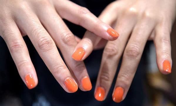 Manicure de tono naranja