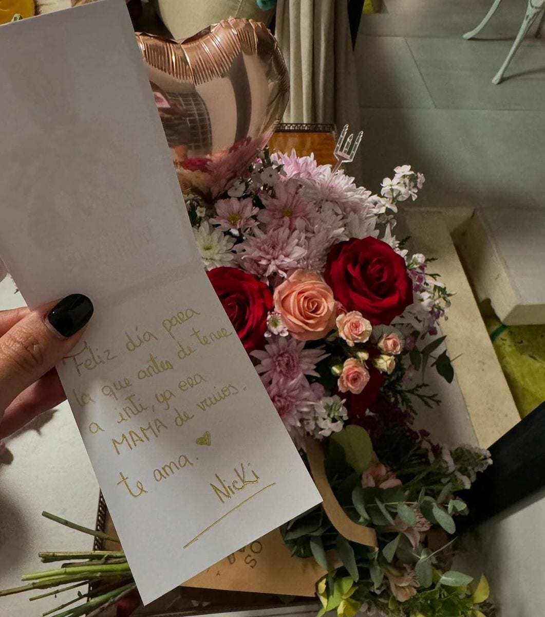 Cazzu shared a lovely floral arrangement from her friend Nicki Nicole