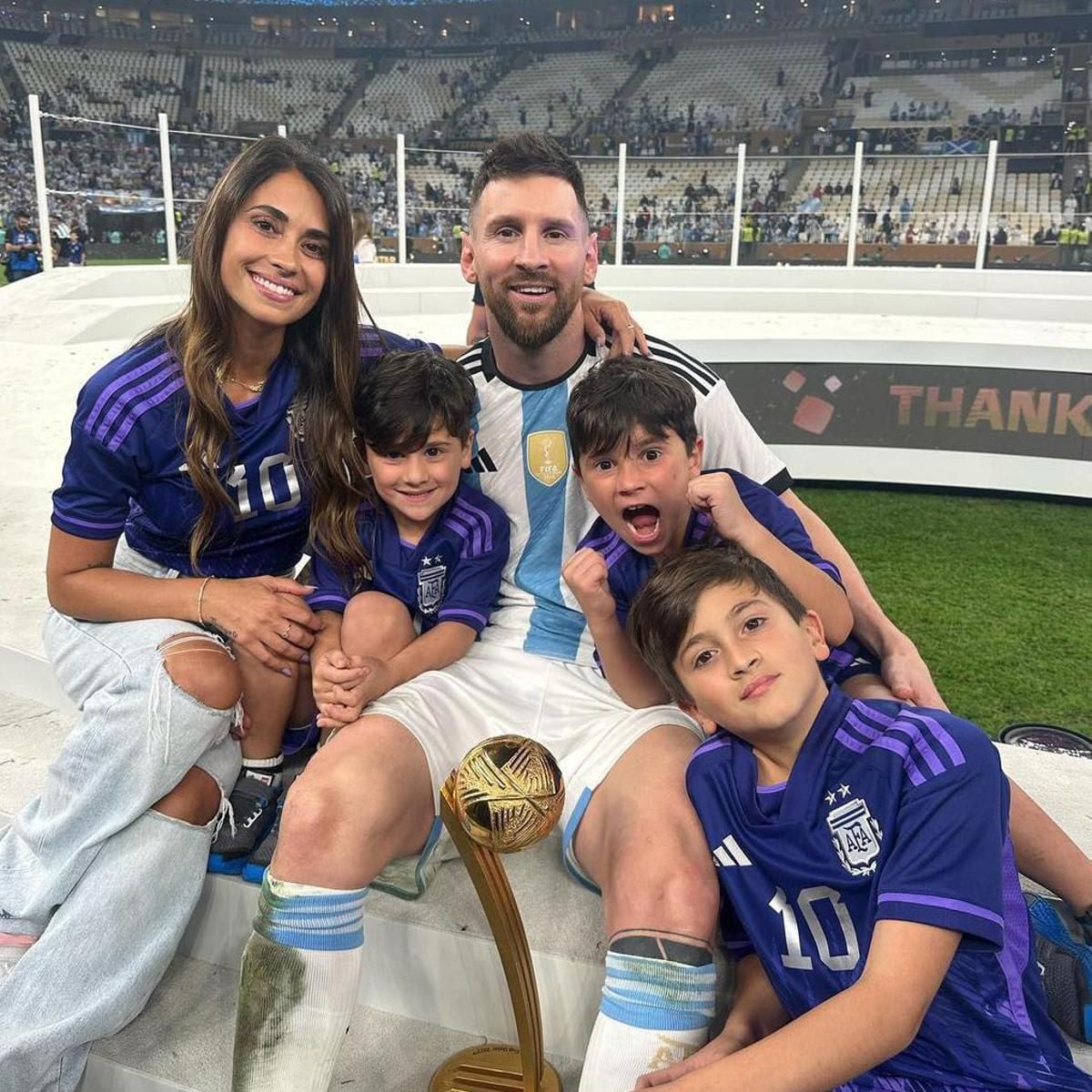 Lionel Messi y su esposa Antonela Roccuzzo con sus tres hijos