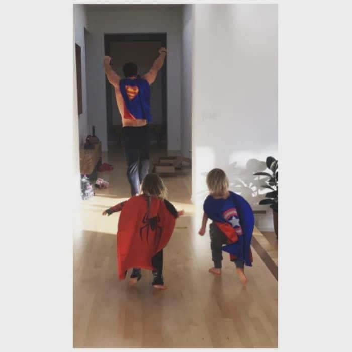 Supermen in training! Chris Hemsworth and his twin boys Sasha and Tristan had a fun day at superhero camp.
Photo: Instagram/@elsapatakyconfidential