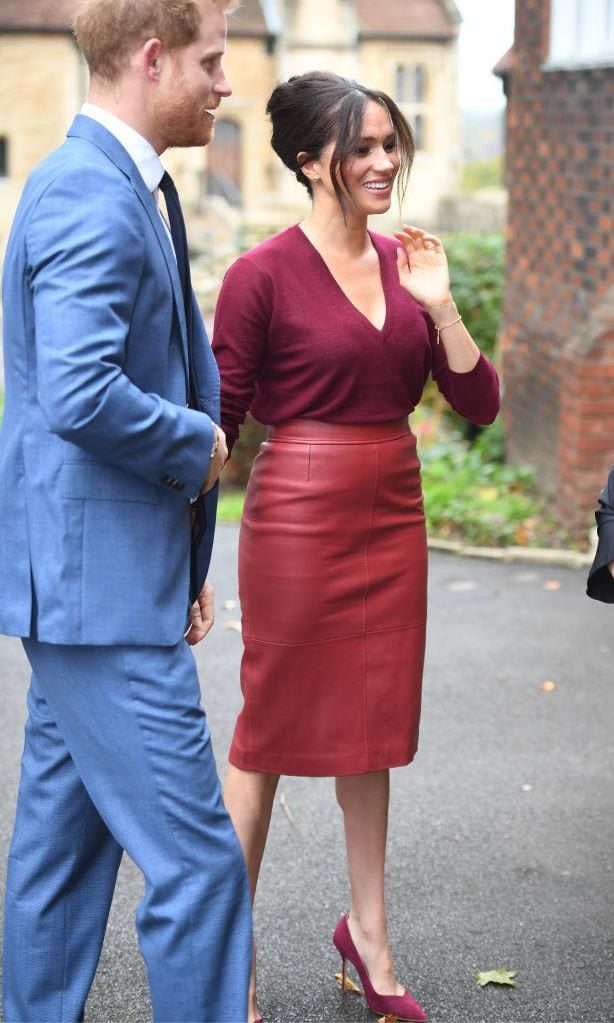 Meghan Markle in a monochromatic outfit composed of a Joseph sweater, Hugo Boss pencil skirt and pumps by Sarah Flint