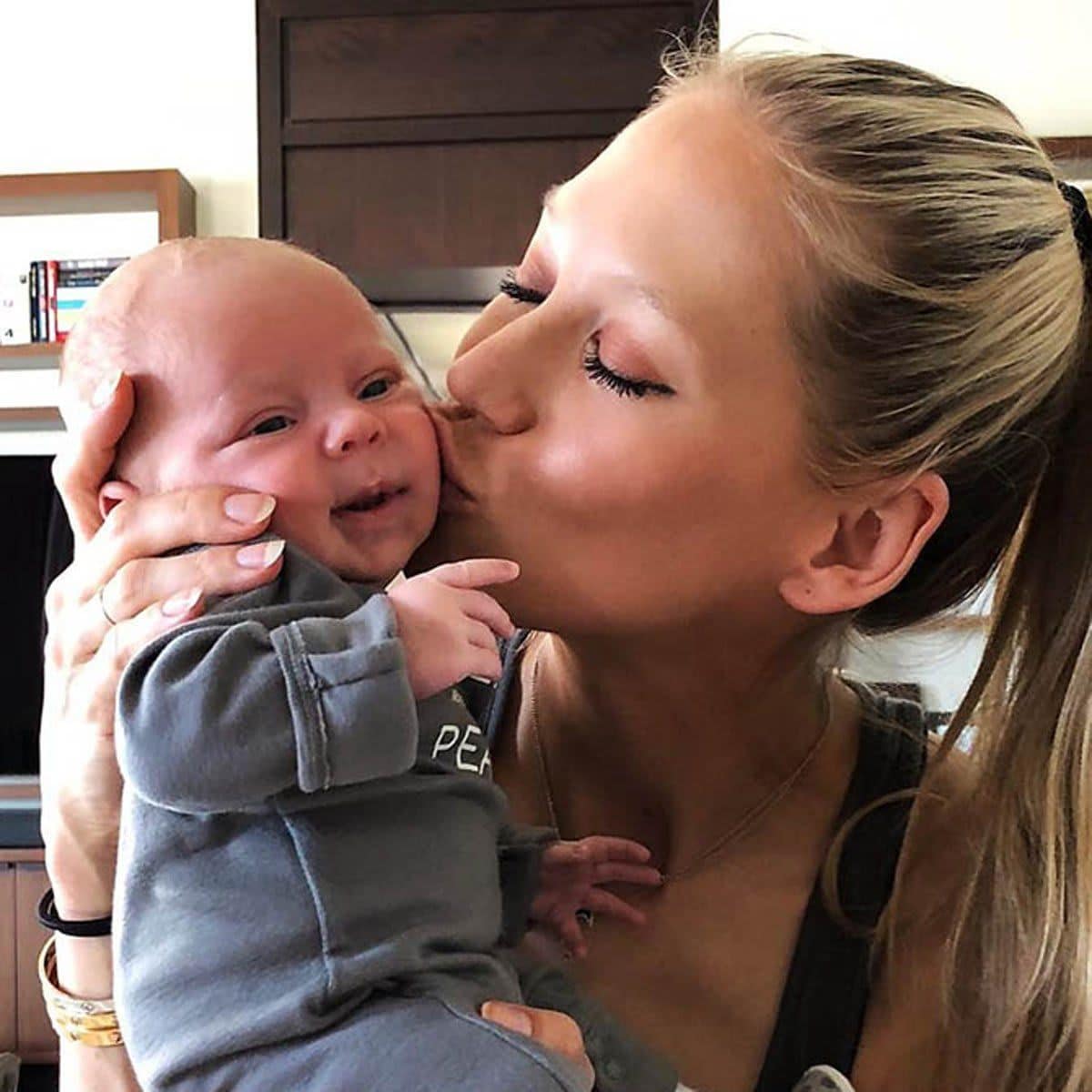 Ana Kournikova besa a su hijo Nicholas