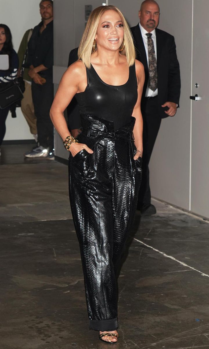 Jennifer Lopez con un total look de cuero negro