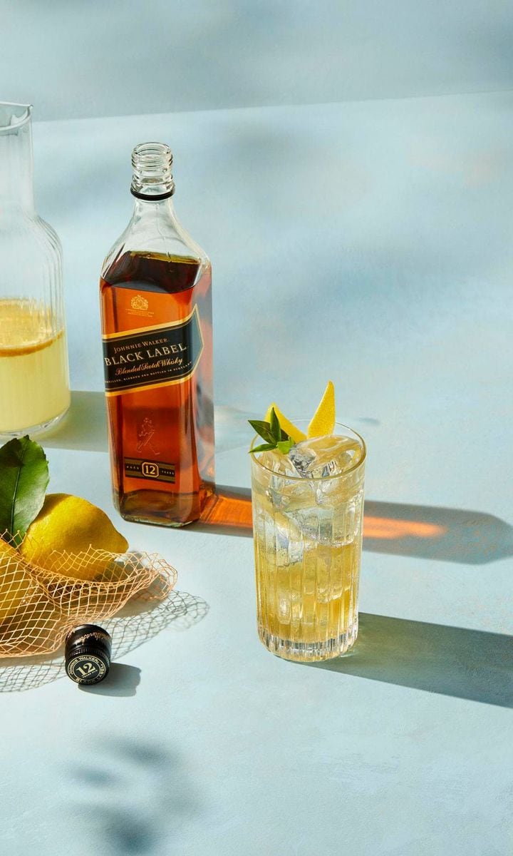 Refreshing cocktail with Whisky Johnnie walker and a touch of lemon