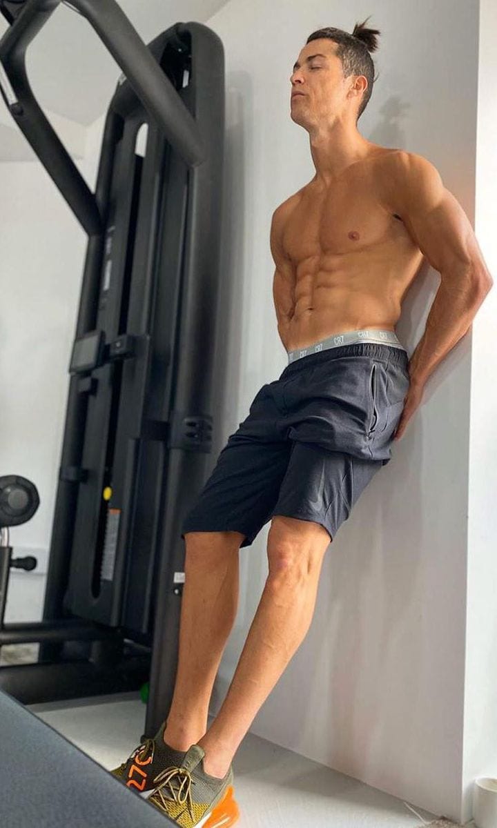 cristiano ronaldo shirtless