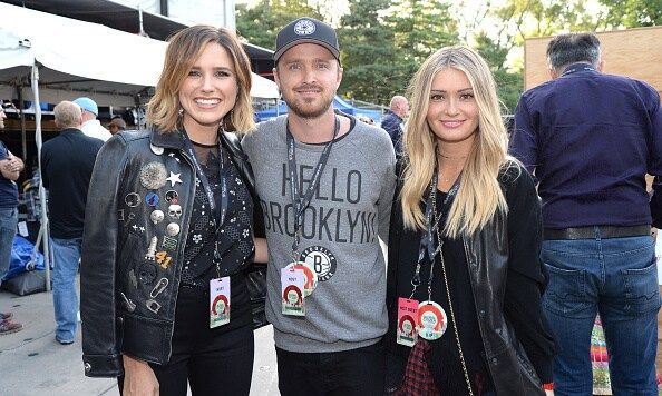 Aaron Paul hung backstage with wife Lauren and Sophia Bush.
<br>
Photo: Getty Images