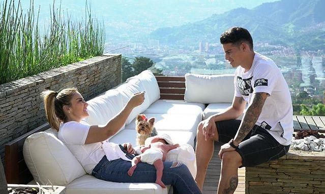 James Rodríguez, his son Samuel and his mother