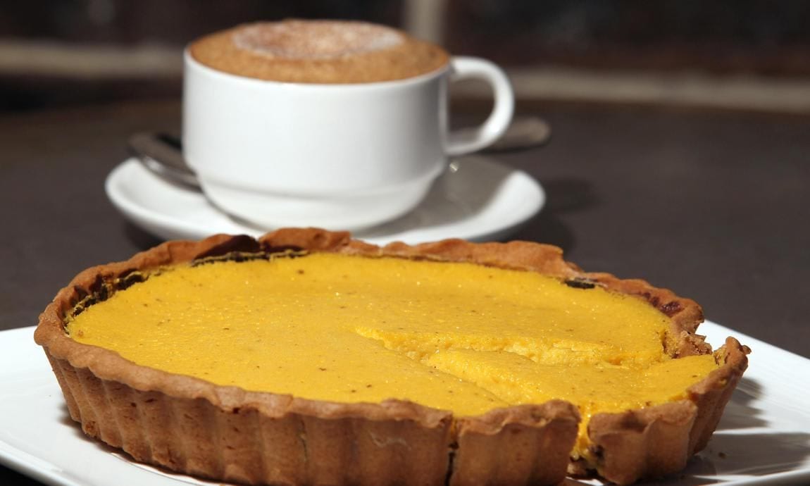 Pumpkin pie con taza de café