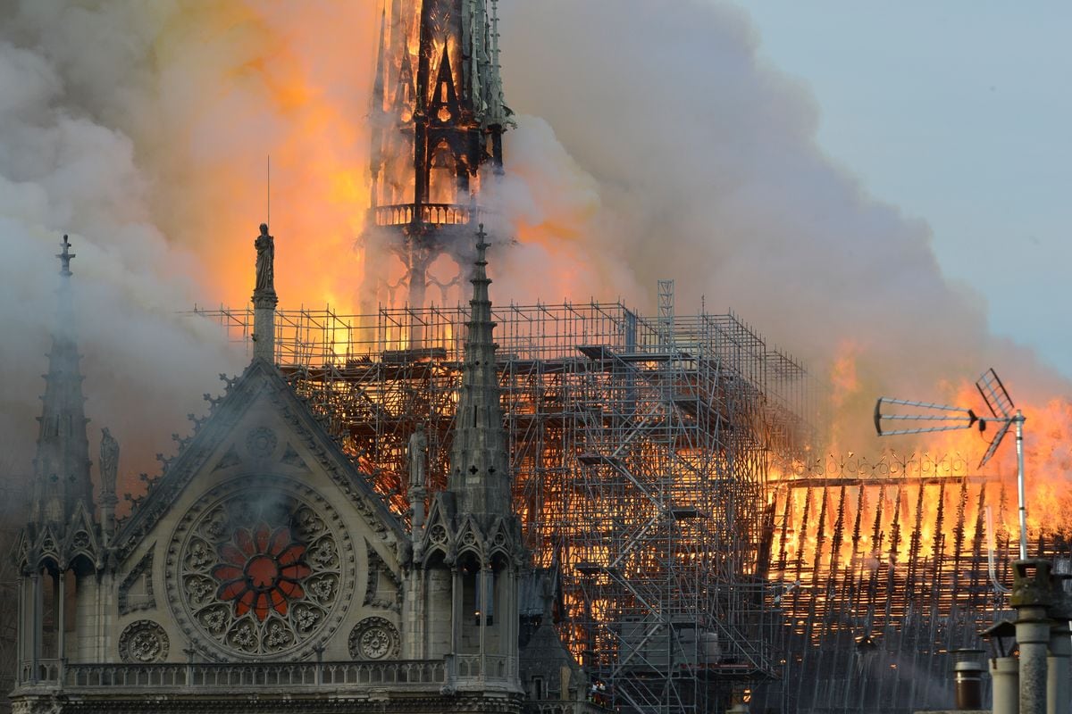 El incendio arrasa la Catedral el 15 de abril de 2019