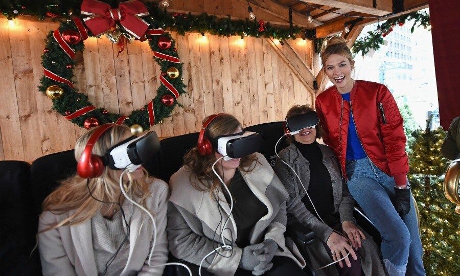 December 19: <a href="https://us.hellomagazine.com/tags/1/karlie-kloss/"><strong>karlie-kloss</strong></a> got virtual with her family during the 4D VR Sleigh Ride Experience at Samsung VR Presents: The Night Before in Herald Square in NYC.
Photo: Llya S. Savenok/Getty Images for Samsung