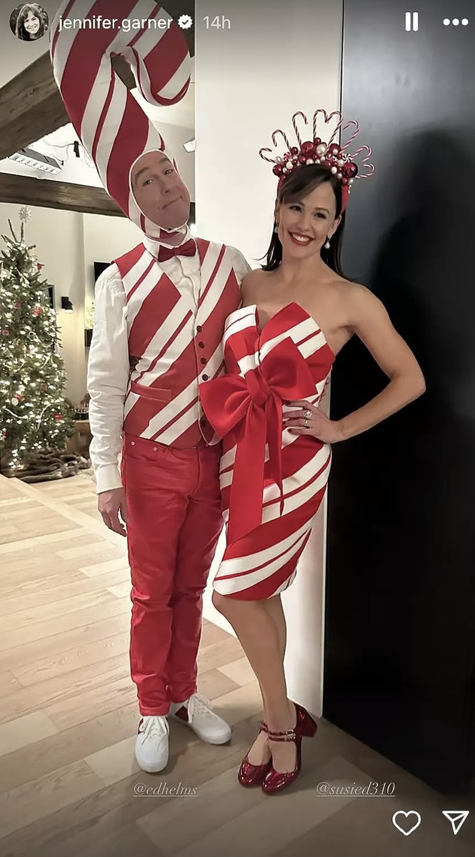 Jennifer Garner and Ed Helms wearing matching Candy Cane outfits