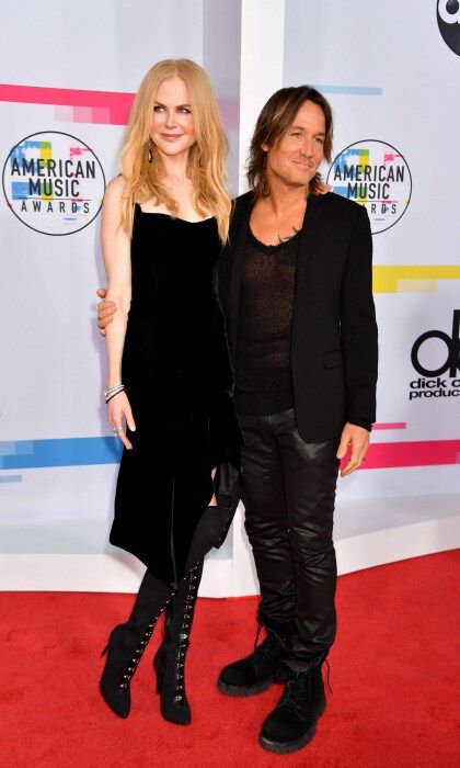 Nicole Kidman looked as beautiful as ever in a Olivier Theyskens dress, while supporting her husband Keith Urban at the 2017 AMAs. Keith, who was nominated for three awards, seemed thrilled to have his famous sweetheart by his side. Nicole paired her simple dress with Giuseppe Zanotti boots, a Versace bag, Fred Leighton jewelry, and an Omega watch.
Photo: Jeff Kravitz/AMA2017/FilmMagic for dcp