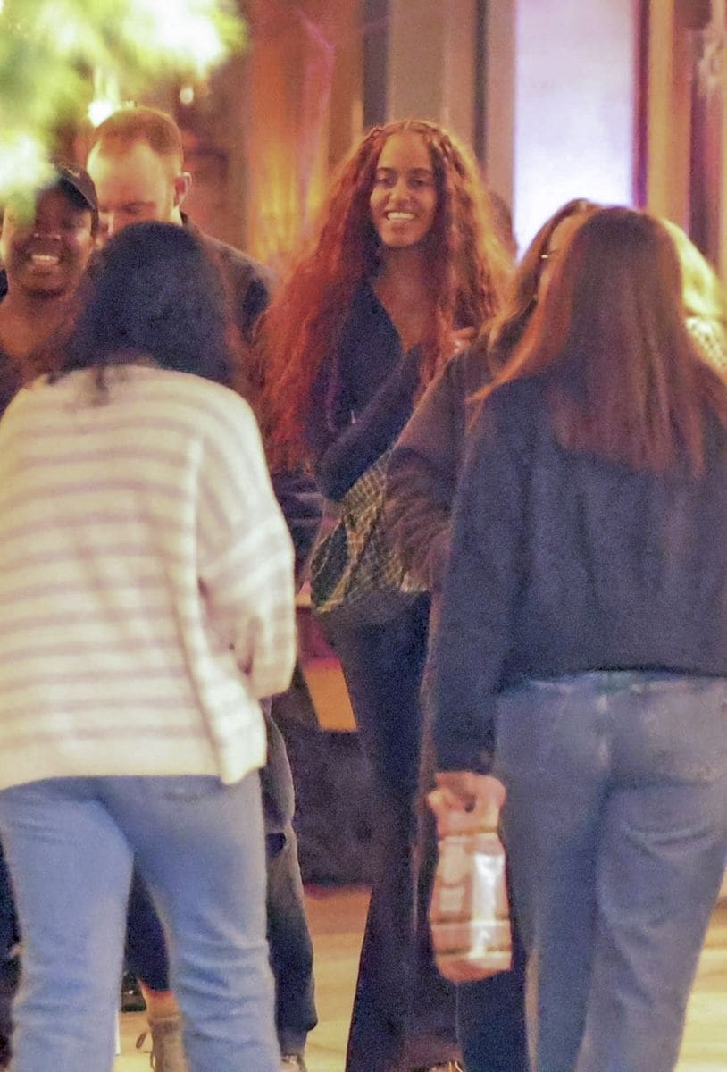 Photo © 2025 Backgrid/The Grosby Group

EXCLUSIVE 
 
Los Angeles, CA  - 14 FEBRUARY 2025

Malia Ann Obama is spotted having dinner at Great White Restaurant in Los Angeles on Valentines Day with her friend Ames and Ruby. The former first daughter appears engaged in a lively conversation with while the friend couple enjoys their romantic holiday with Malia third-wheeling!****

Malia Ann Obama fue vista cenando en el restaurante Great White en Los Ángeles en San Valentín junto a sus amigos Ames y Ruby. La hija del expresidente parecía estar inmersa en una animada conversación, mientras la pareja disfrutaba de su noche romántica con Malia como la tercera en discordia.