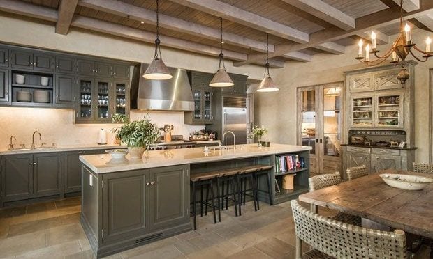 Talk about a full-service kitchen! This chef-friendly space has bar seating for quick breakfasts, brunches or gab sessions over coffee and mimosas.