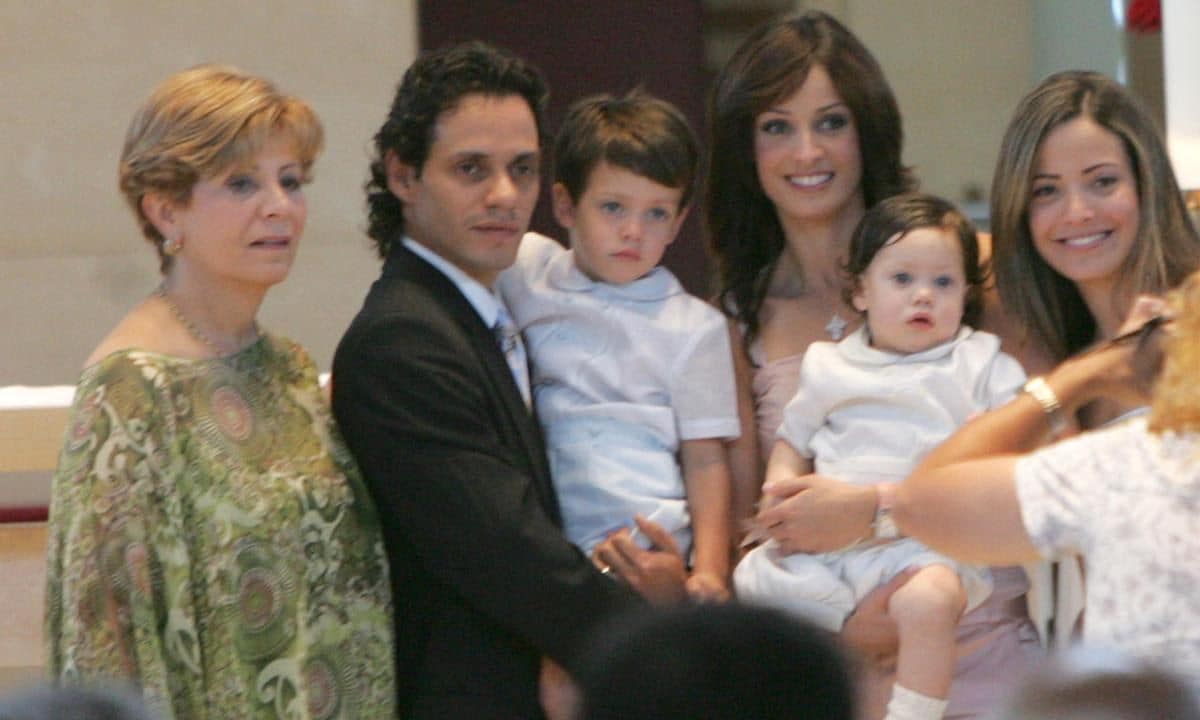 Marc Anthony y Dayanara Torres con sus hijos