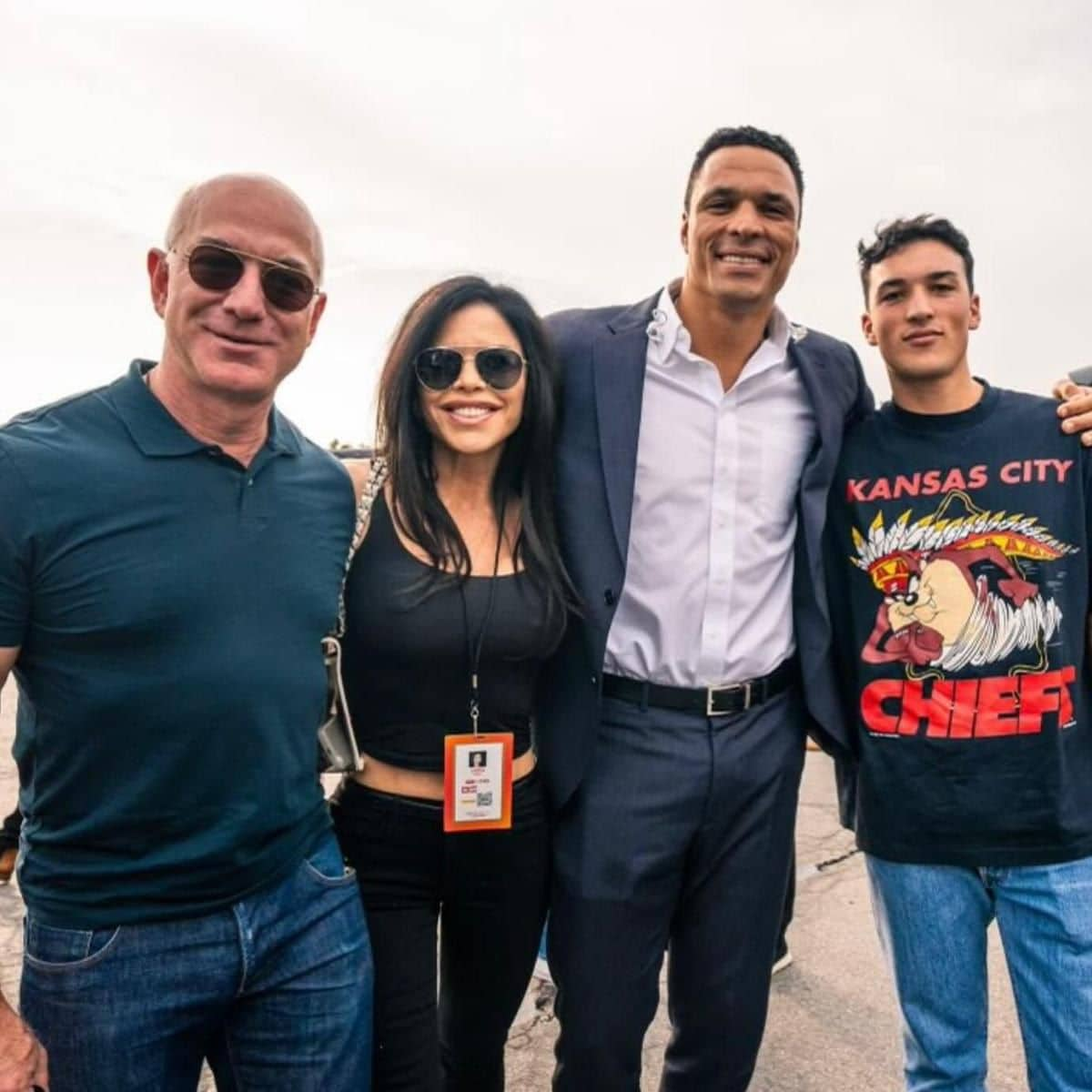 Jeff Bezos, Lauren Sanchez, Tony Gonzalez y Nikko