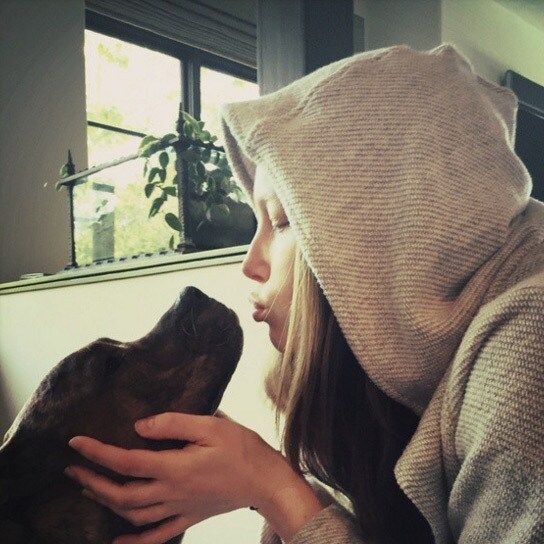 Jessica Biel loves her dog Tina so much she even shares a few kisses with her.
<br>
Photo: Instagram/@jessicabiel