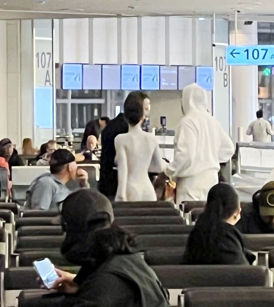 Photo © 2025 Backgrid/The Grosby Group 

Tokyo, January 30, 2025. 
Kanye West and Bianca Censori make their way through Haneda Airport in Tokyo, seemingly en route to Los Angeles. 
*** 
Kanye West y Bianca Censori se dirigen al aeropuerto de Haneda en Tokio, aparentemente rumbo a Los Ángeles. 