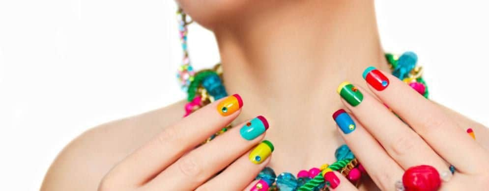 Manicura francesa de colores