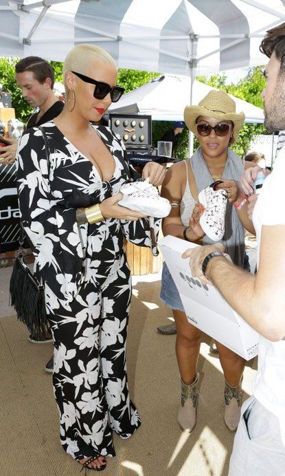 The always-fearless <b>Amber Rose</B> wore a bold floral print as she checked out sneakers at the Diadora #MakeitBright Party.
<br>
Photo: Getty Images