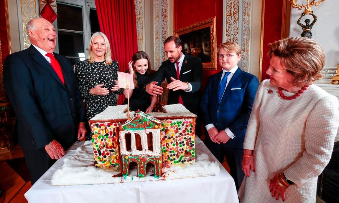 King Harald, Crown Princess Mette-Marit, Princess Ingrid Alexandra, Crown Prince Haakon, Prince Sverre Magnus and Queen Sonja