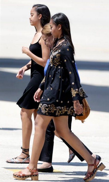 As they had throughout the trip, Sasha and Malia wore complementing outfits as they arrived at the airport with grandmother Marian Robinson.
<br>
Photo: Getty Images