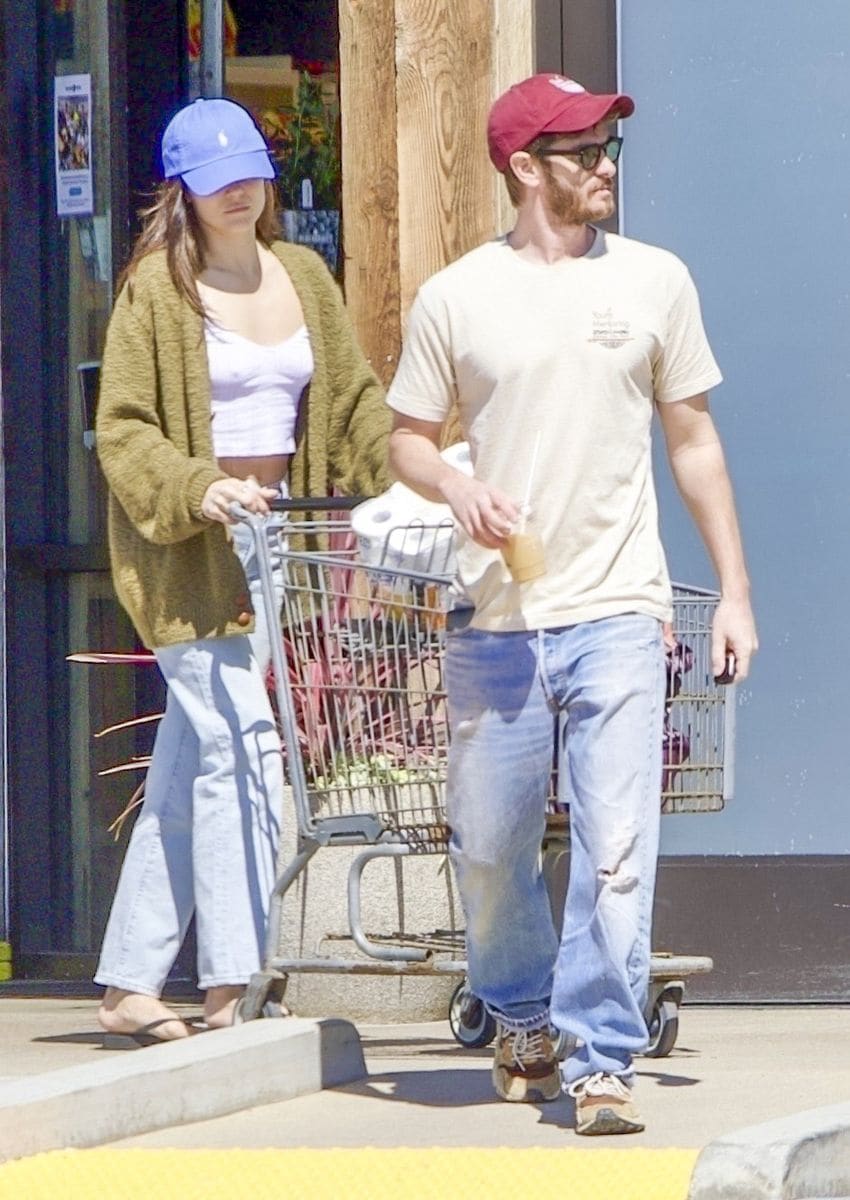 Photo © 2025 Backgrid/The Grosby Group

PREMIUM EXLUSIVE
Malibu, CA. March 15, 2025. 

Actor Andrew Garfield and actress Monica Barbaro step out in Malibu to purchase some weekend essentials together. The two are spotted after sparking dating rumors over Oscars weekend as they left the award show together and attended an after party arriving in the same car.
***
El actor Andrew Garfield y la actriz Monica Barbaro salen a Malibú a comprar algunos artículos esenciales para el fin de semana. Ambos fueron vistos tras desatar rumores de noviazgo durante el fin de semana de los Oscar, saliendo juntos de la entrega de premios y asistiendo a una fiesta posterior, llegando en el mismo coche.