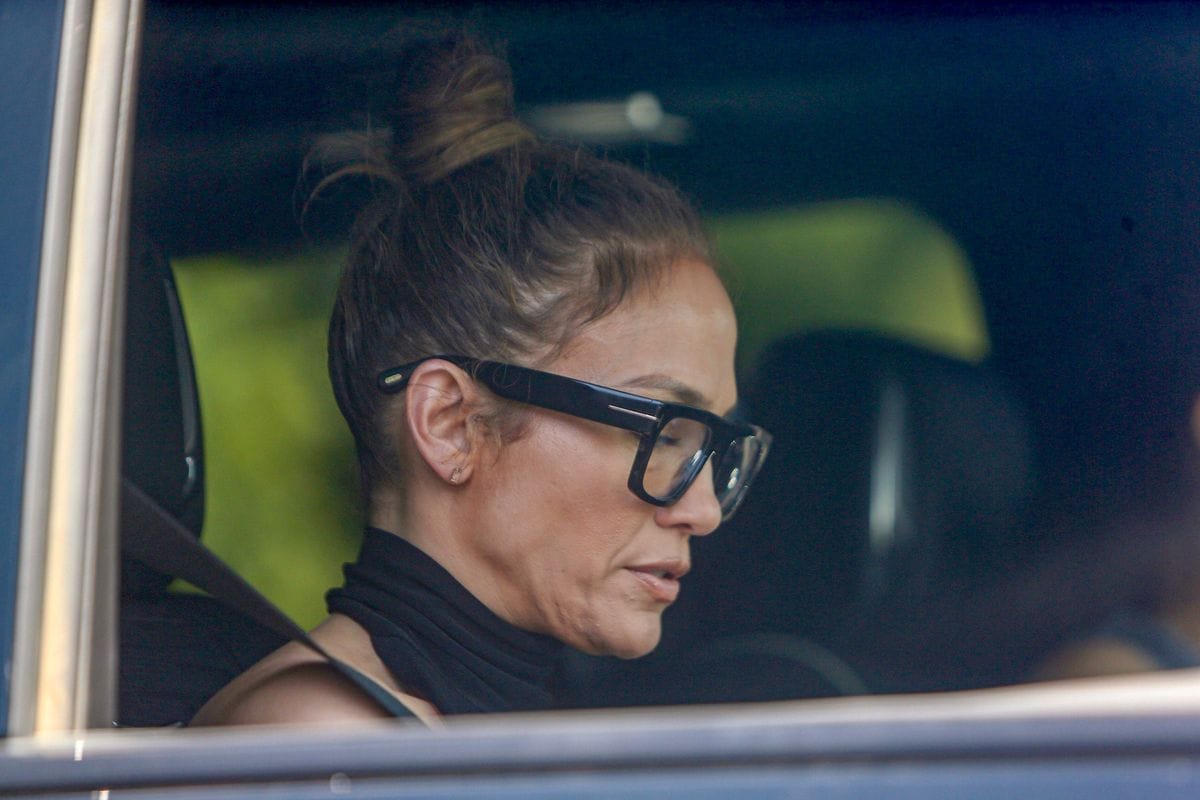 Jennifer Lopez looked stressed and tense while texting and heading to Paramount Studios in Hollywood. She was last seen yesterday at Ben Affleck's Beverly Hills office, where she spent a few hours before getting picked up by her driver. 
