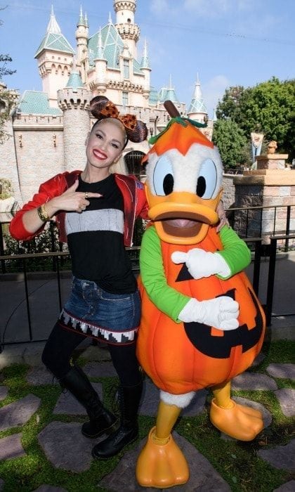 October 12: <a href="https://us.hellomagazine.com/tags/1/gwen-stefani/"><strong>Gwen Stefani</strong></a> took a picture with Donald Duck during her Disney outing at the Disneyland Resort with <a href="https://us.hellomagazine.com/tags/1/blake-shelton/"><strong>Blake Shelton</strong></a> and her sons Kingston, Zuma and Apollo in Anaheim, California.
Photo: Richard Harbaugh/Disneyland Resort