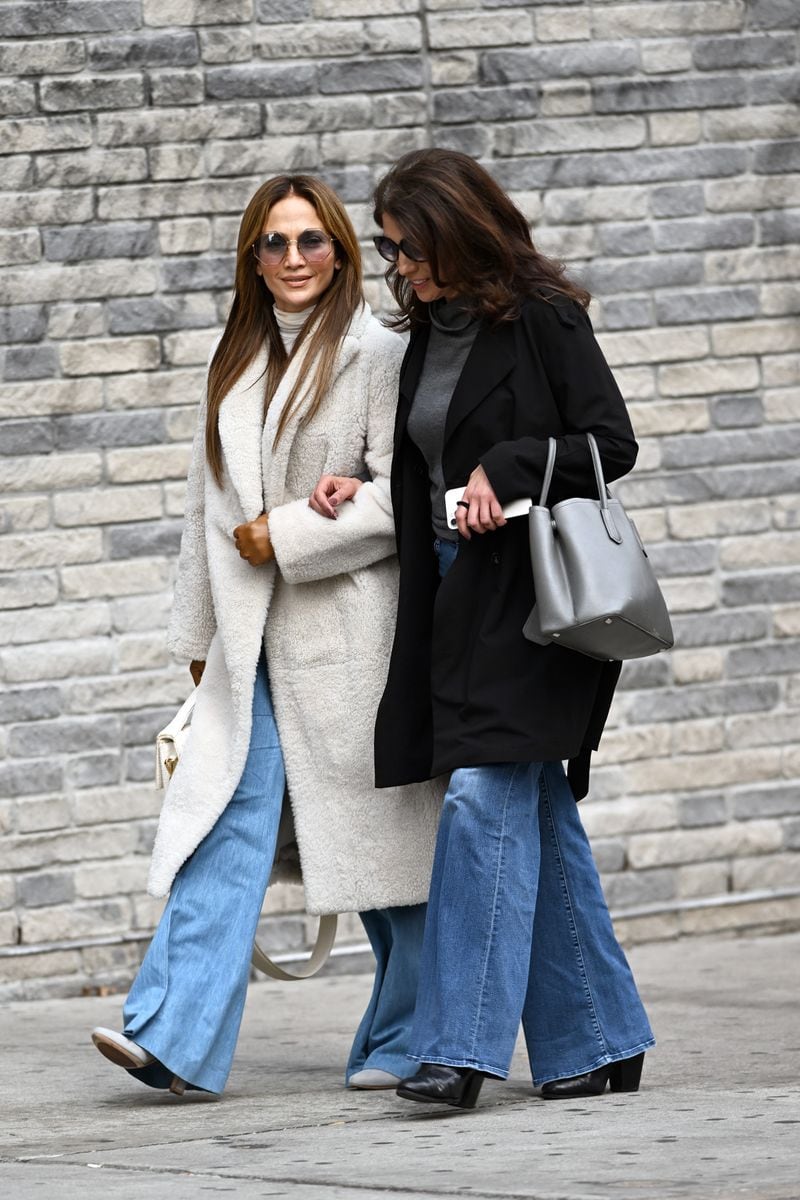 Jennifer Lopez and her sister Lynda were spotted holding hands after having lunch at Sadelles in Soho.