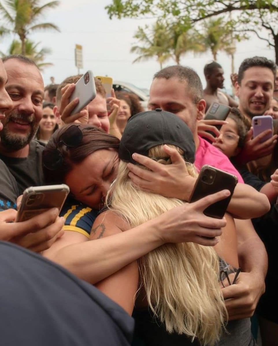 Karol G with fans in Rio de Janeiro