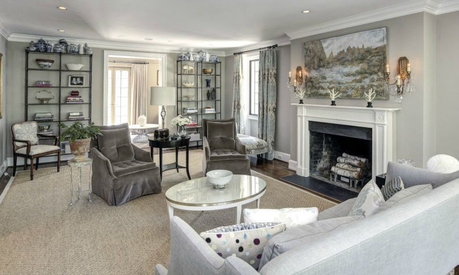 <b>Living room</b>
Former President Bill Clinton and Hillary Clinton also own a home nearby.
Photo: Mark McFadden