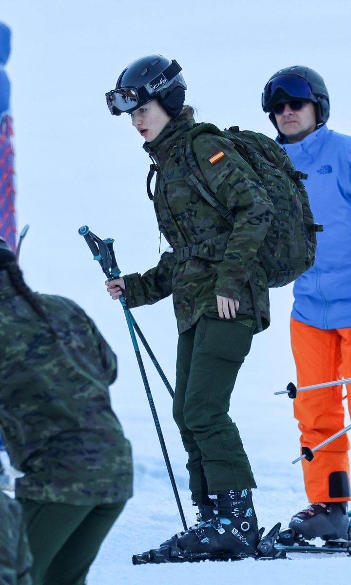 Leonor was dressed in a camouflage jacket, sporting a matching backpack as well as a protective helmet while on her skis.