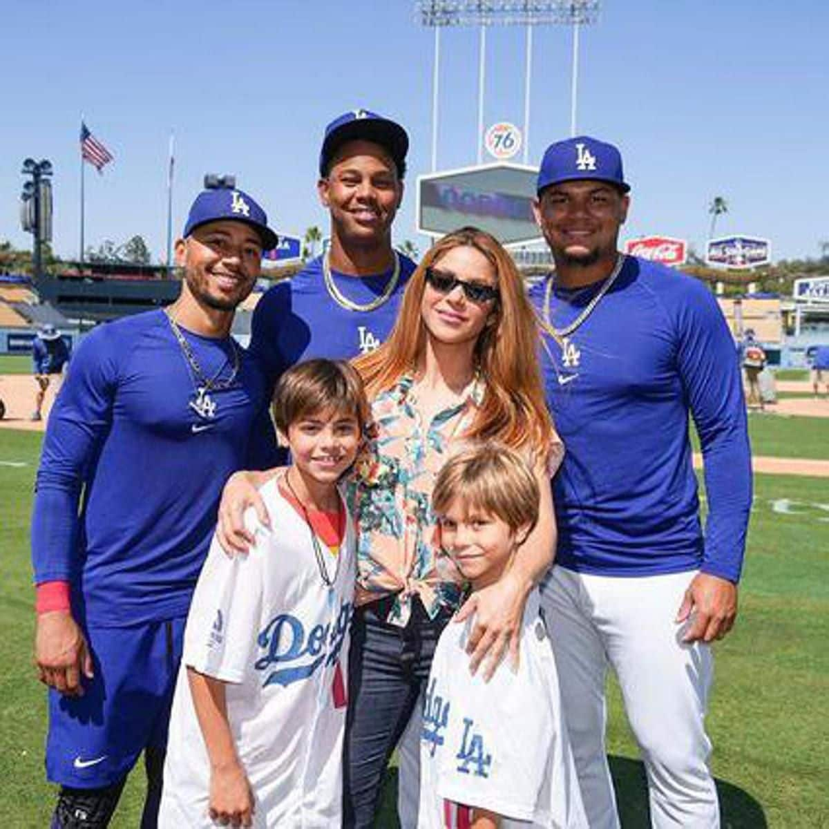 Shakira con sus hijos en el estadio de los Dodgers