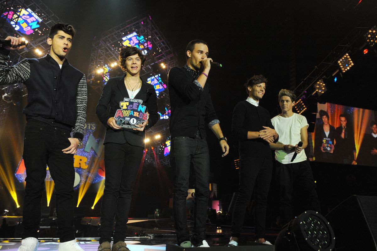 LONDON, ENGLAND - OCTOBER 07: Liam Payne, Louis Tomlinson, Niall Horan, Zayn Malik and Harry Styles of One Direction accept an award onstage at the BBC Radio 1 Teen Awards 2012 at Wembley Arena on October 7, 2012 in London. England (Photo by Dave J Hogan/Getty Images)