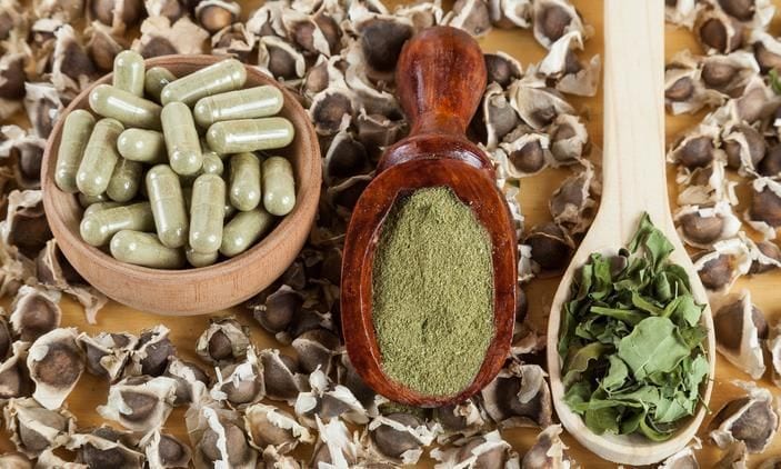 Moringa in three formats: leaves, powder, and capsules