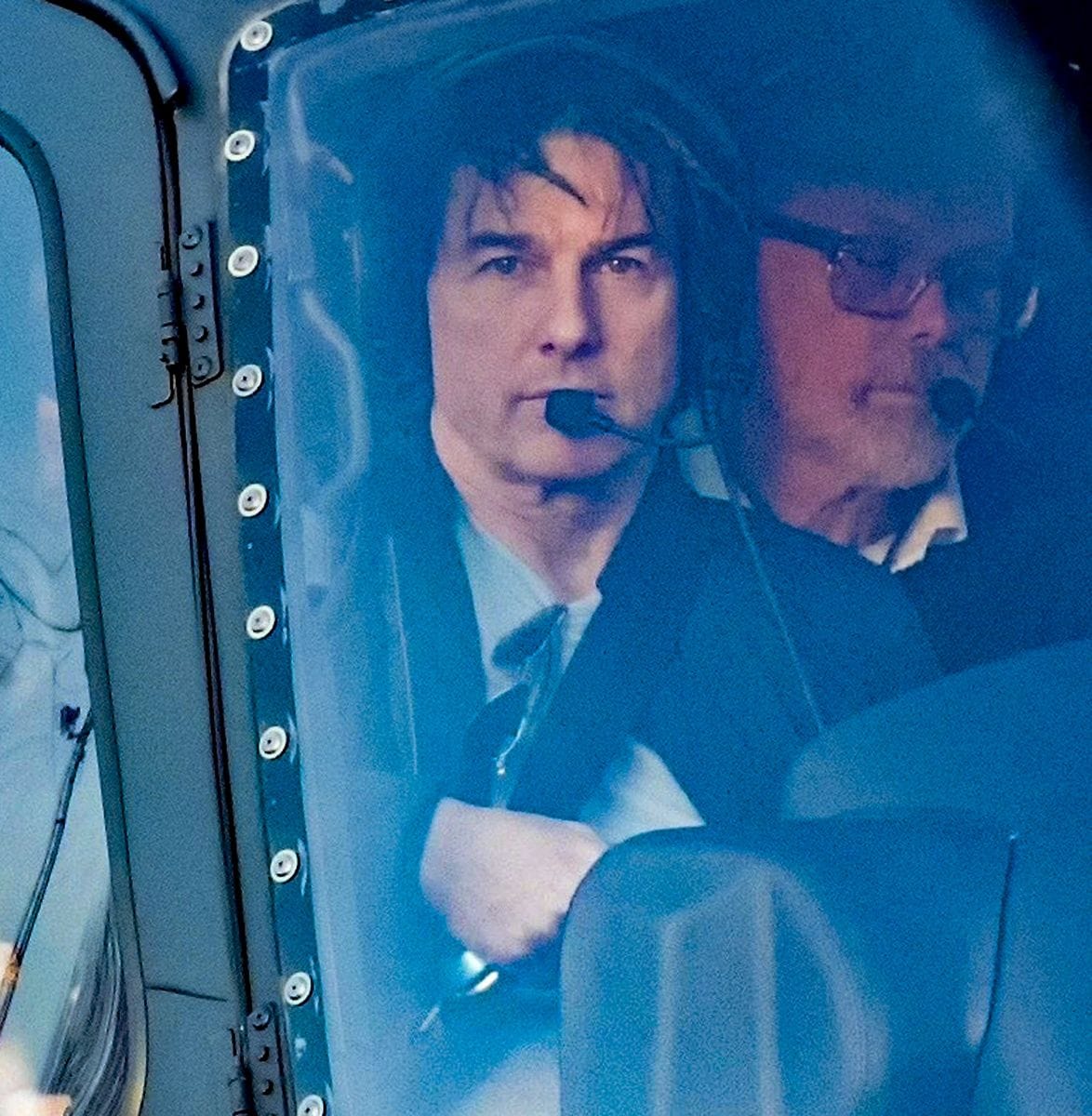 Photo © 2025 Backgrid UK/The Grosby Group

PREMIUM EXCLUSIVE
London, United Kingdom. March 9, 2025.

The All Action American Hero Tom Cruise shows off his softer side as he arrives back with a few special guests at London Battersea Heliport after spending the afternoon at the Longcross Studios for filming. 
Arriving with the actress Hayley Atwell and her partner Ned  Kelly along with the American Film Director Christopher McQuarrie, the Mission Impossible star seemed 'broody' holding a baby in his arms in a sweet moment but upon arrival we see the baby on Hayley's lap, bit strange as babies would need to be securely fastened in an appropriate child seat or harness on helicopters or airline travel.
****
El héroe estadounidense de acción Tom Cruise muestra su lado más tierno cuando regresa con algunos invitados especiales al helipuerto de Battersea en Londres después de pasar la tarde en los estudios Longcross para filmar.
Al llegar con la actriz Hayley Atwell y su pareja Ned Kelly junto con el director de cine estadounidense Christopher McQuarrie, la estrella de Misión Imposible parecía "melancólico" sosteniendo a un bebé en sus brazos en un momento dulce, pero al llegar vemos al bebé en el regazo de Hayley, un poco extraño ya que los bebés deben estar sujetos de forma segura en un asiento para niños o arnés apropiado en helicópteros o viajes en avión.