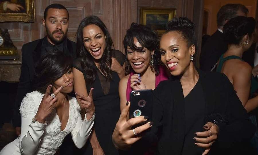 It was selfie time for Jesse Williams, Regina King, Rosario Dawson and Kerry Washington at the Bloomberg & Vanity Fair cocktail reception.
<br>
Photo: Getty Images