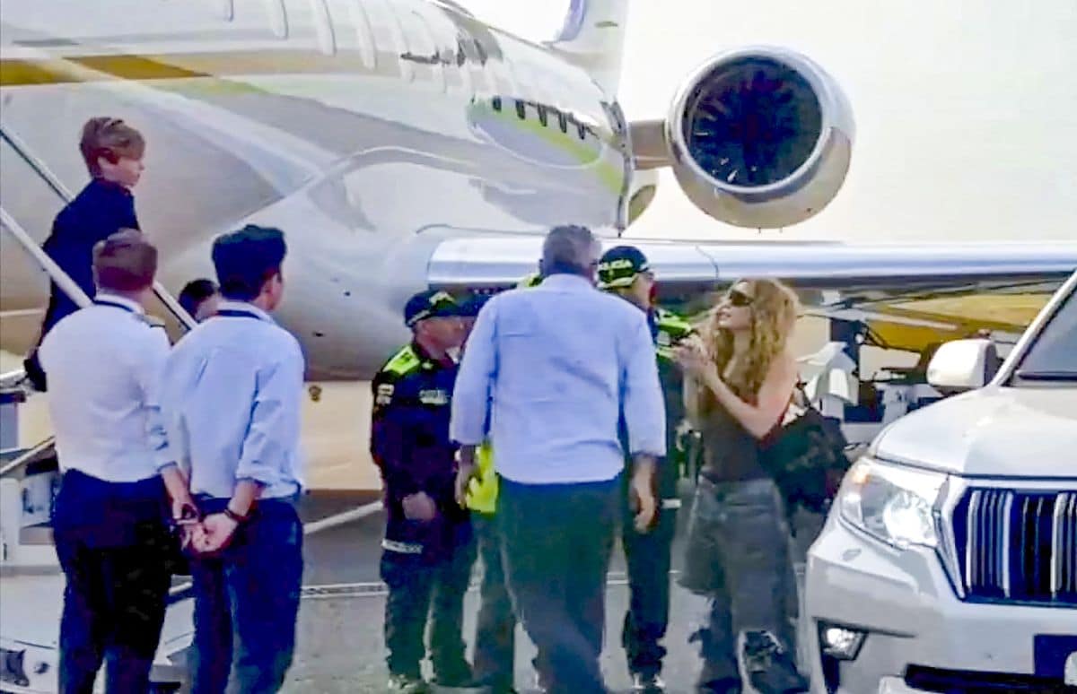 Shakira made the first flight of her new 6M Gulfstream G280, featuring a purple she-wolf design, from Barranquilla to Miami.